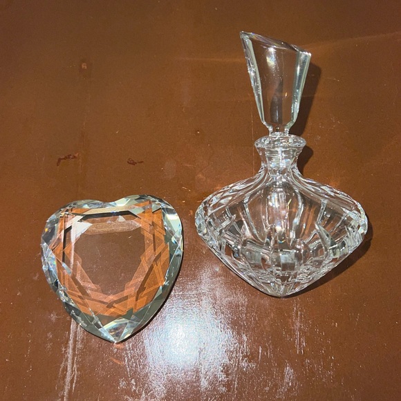 Crystal Tilted Diamond Shaped Bottle with Stopper & Heart Shaped Paperweight 💠 - Picture 3 of 11